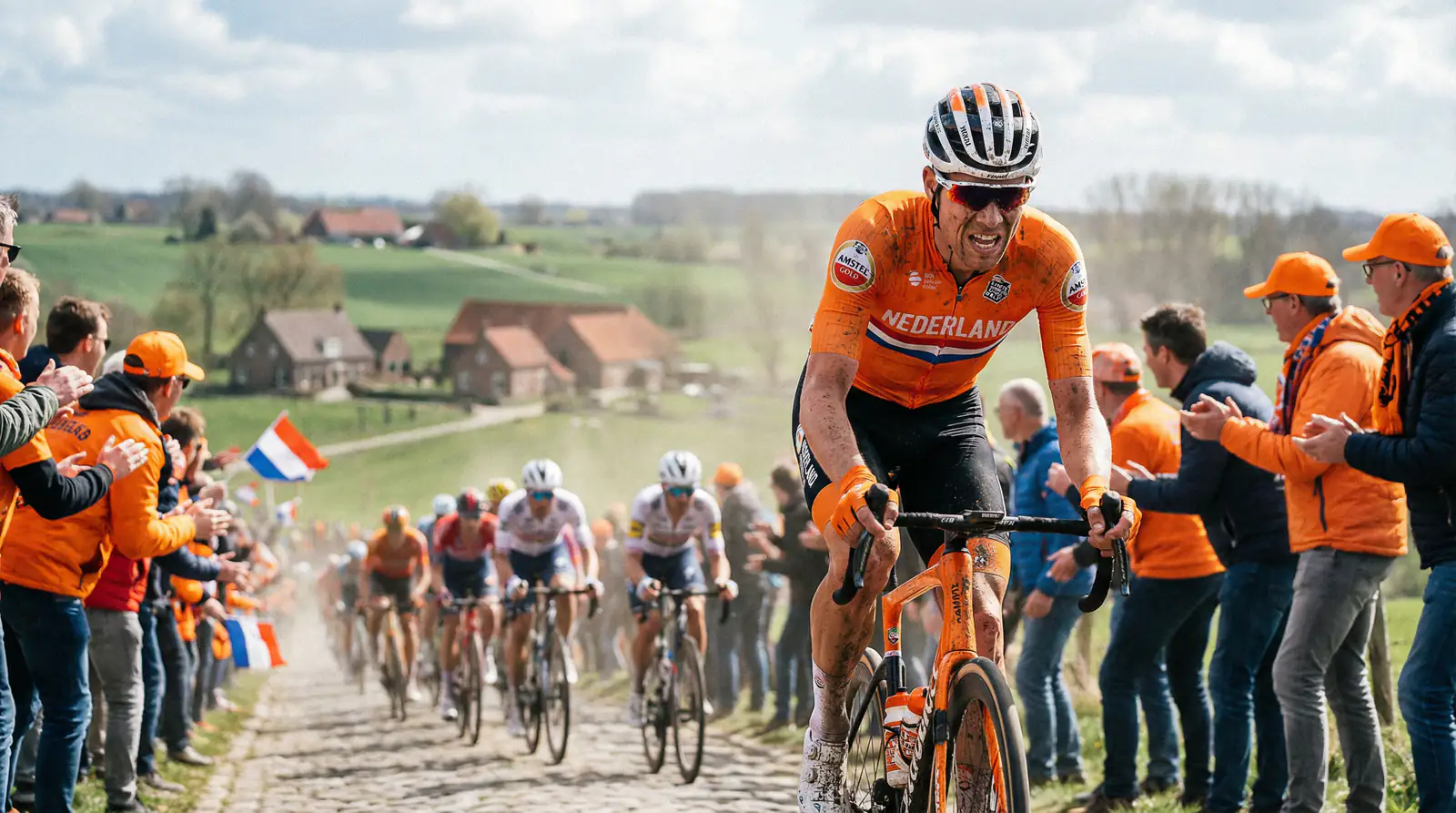 Professionele wielrenners beklimmen een steile heuvel tijdens de Amstel Gold Race in Zuid-Limburg