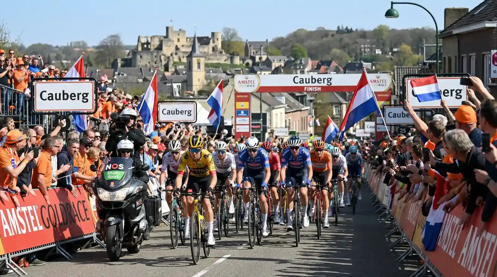 Wielrenners sprinten omhoog op de beroemde Cauberg tijdens de Amstel Gold Race finale