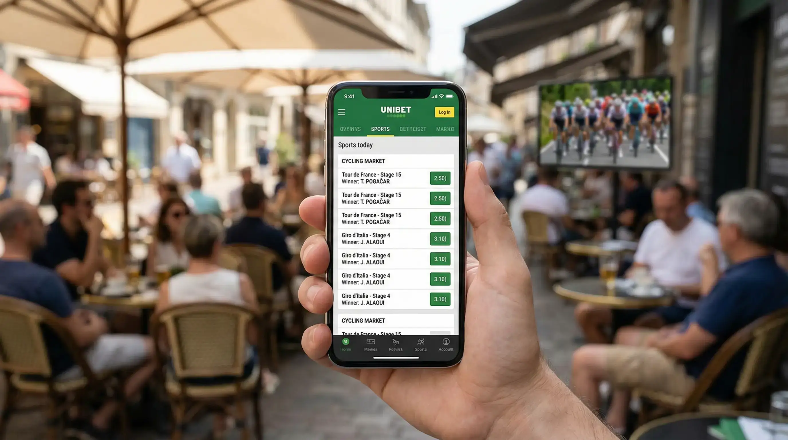 Smartphone met wielerweddenschap app in de hand bij een café met wielrenkoers op televisie