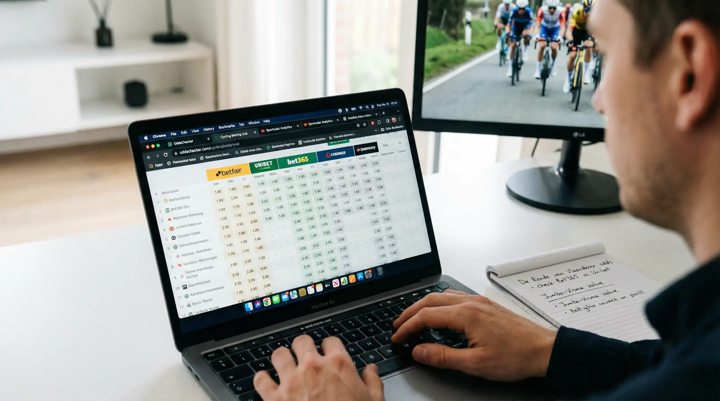 Persoon vergelijkt wielerweddenschappen quoteringen op laptop met meerdere bookmaker websites