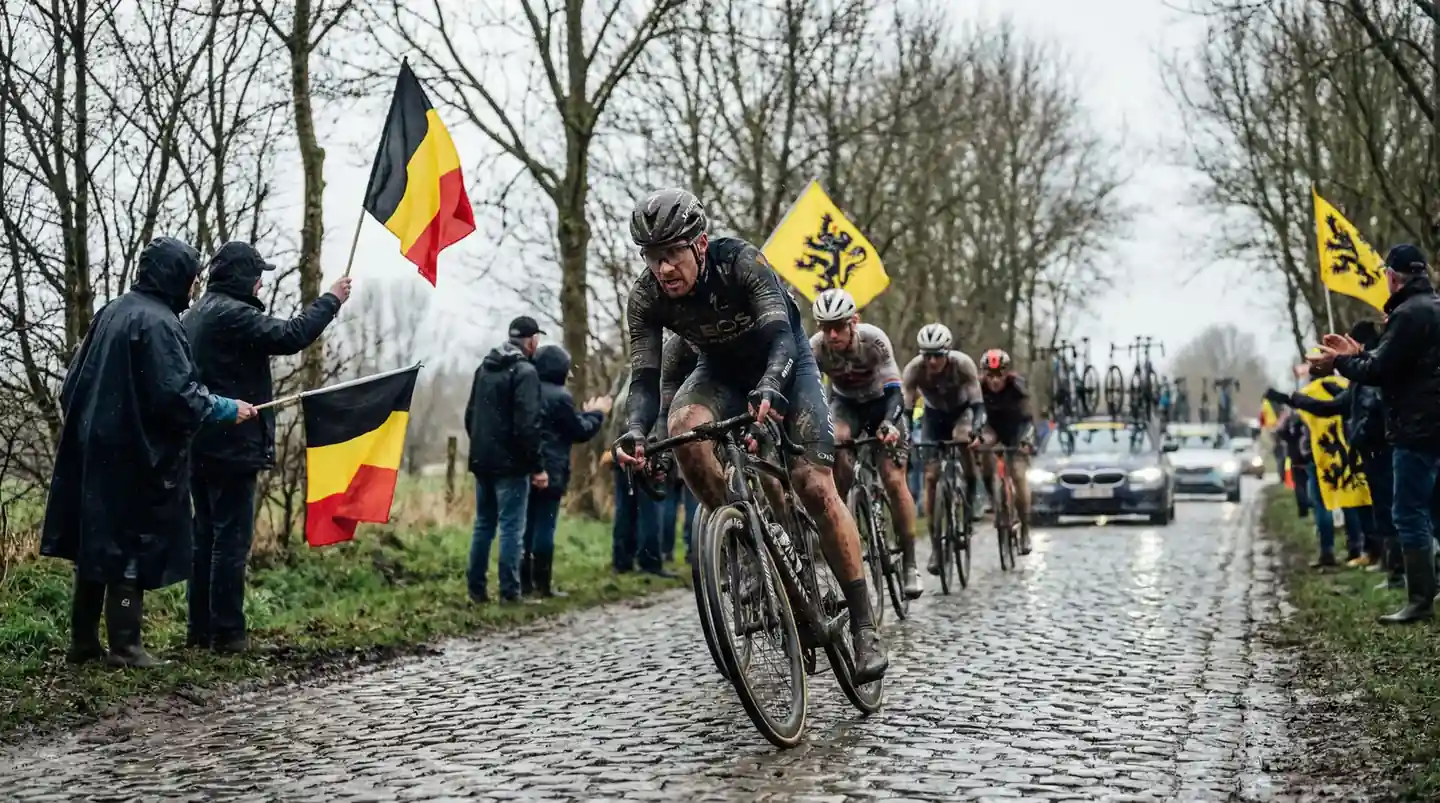 Wielrenners racen over de beroemde Vlaamse kasseien tijdens een voorjaarsklassieker