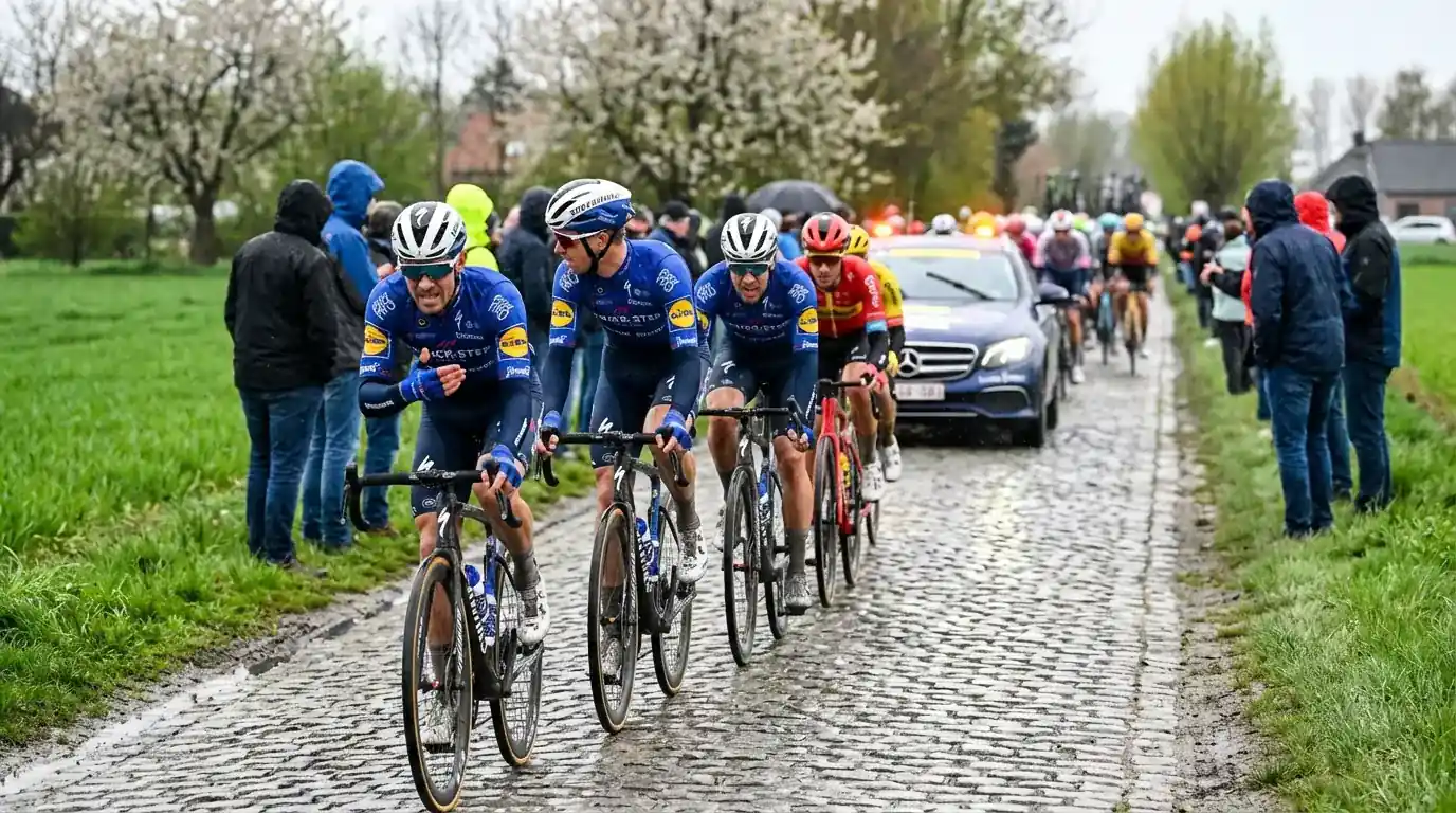 Wielerploeg rijdt in tactische formatie om hun kopman te beschermen tijdens een klassieker