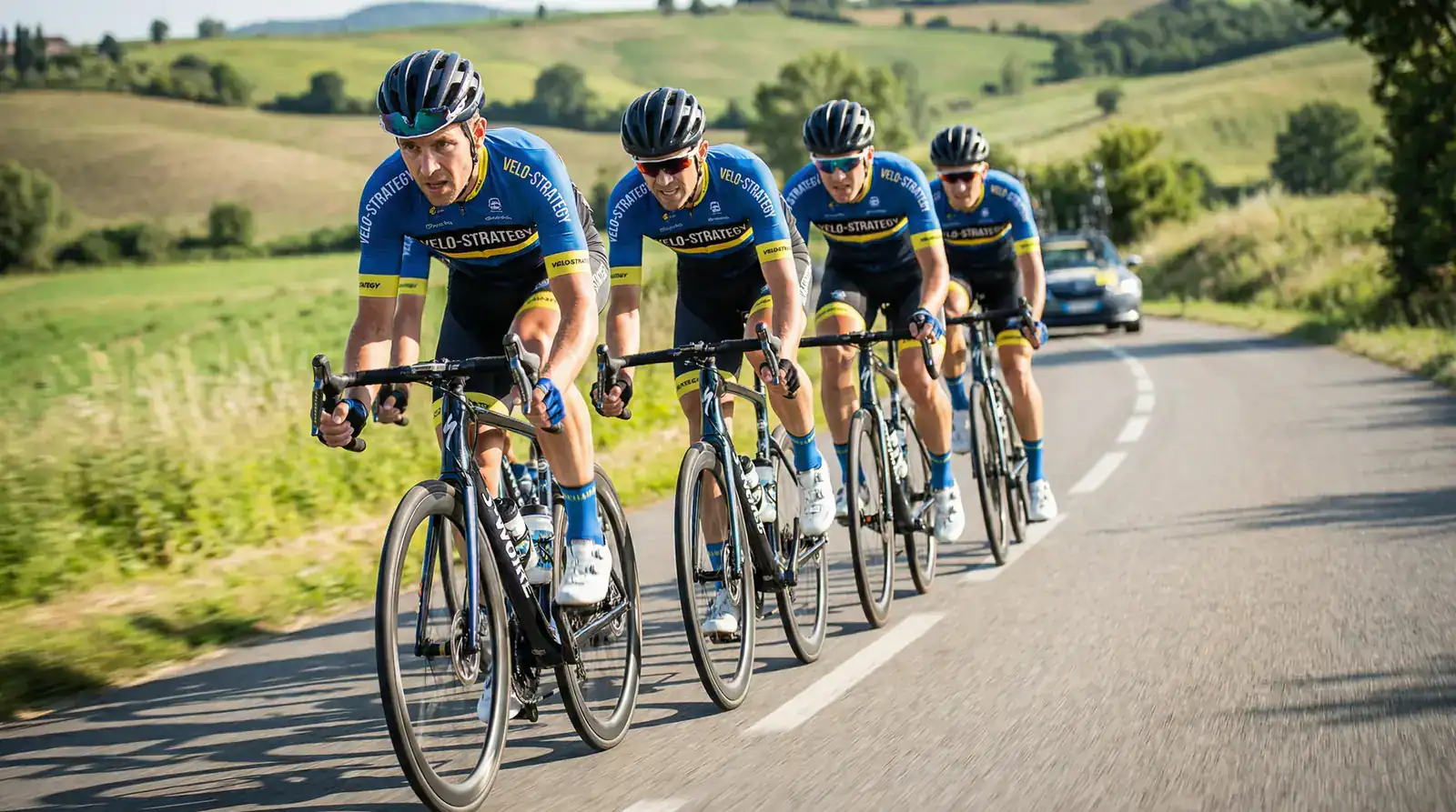 Professioneel wielerteam rijdt in formatie met kopman beschermd in het peloton